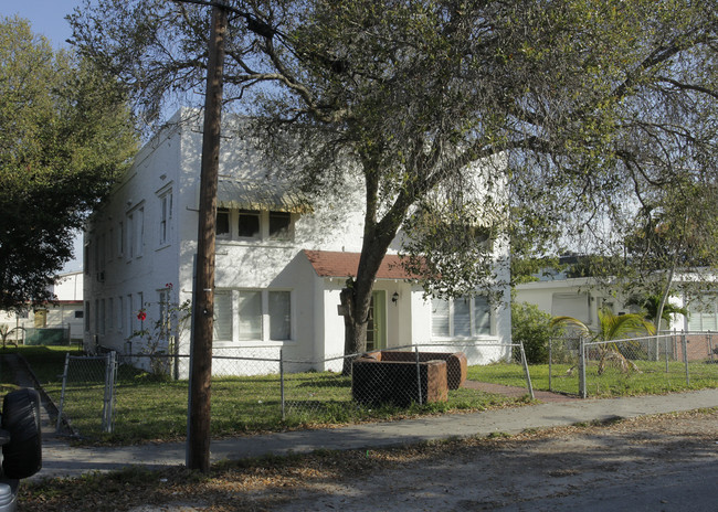 729 NE 127th St in North Miami, FL - Foto de edificio - Building Photo