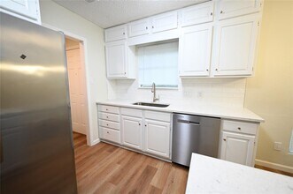 9715 Oak Hollow Dr in Austin, TX - Building Photo - Building Photo