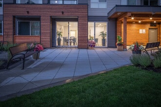 6117 Uplands Dr in Nanaimo, BC - Building Photo - Building Photo