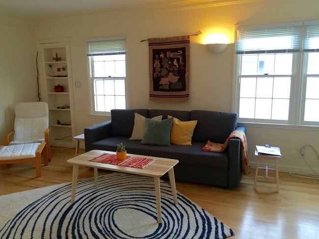 10327 1/4 Ashton Ave in Los Angeles, CA - Foto de edificio - Building Photo