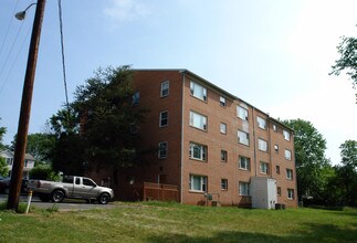 Olde Town Condominiums in Manassas, VA - Building Photo - Building Photo