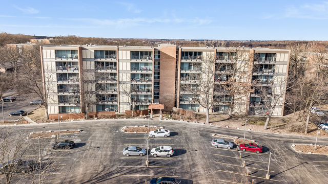 5950 Oakwood Dr in Lisle, IL - Building Photo