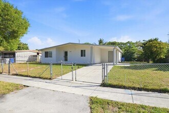 1400 NE 43rd Ct in Pompano Beach, FL - Foto de edificio - Building Photo