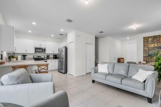 11101 W 33rd Ct, Unit 0 in Hialeah, FL - Building Photo - Building Photo