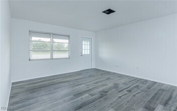 1305 Hibiscus Dr in Cape Coral, FL - Foto de edificio - Building Photo