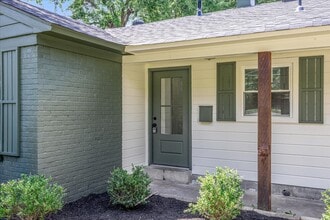 4903 Quince Rd in Memphis, TN - Foto de edificio - Building Photo