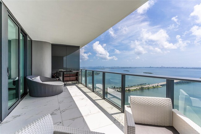 3131 NE 7th Ave, Unit 4202 in Miami, FL - Building Photo - Building Photo
