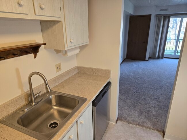 4849 Grace Rd, Unit 121 in North Olmsted, OH - Foto de edificio - Building Photo