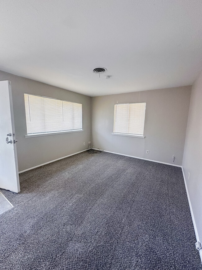 430 NW Mission Blvd in Lawton, OK - Building Photo - Building Photo