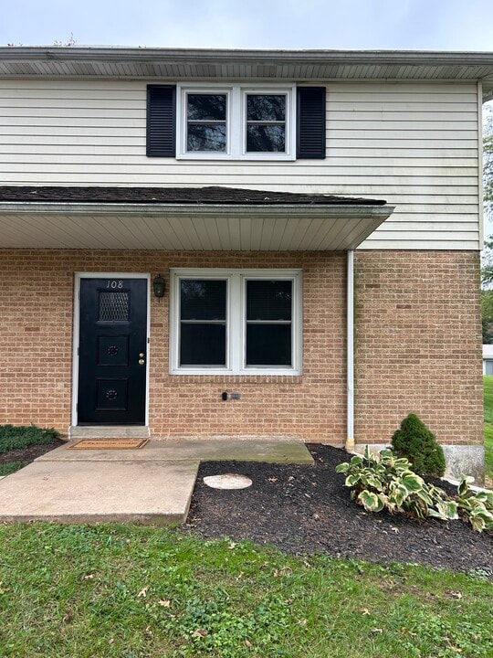 108 Oak Rd, Unit 108 in York, PA - Building Photo
