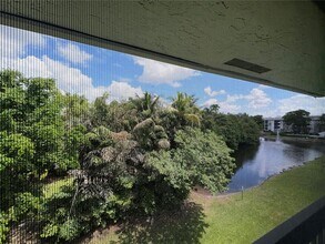 721 N Pine Island Rd in Plantation, FL - Building Photo - Building Photo