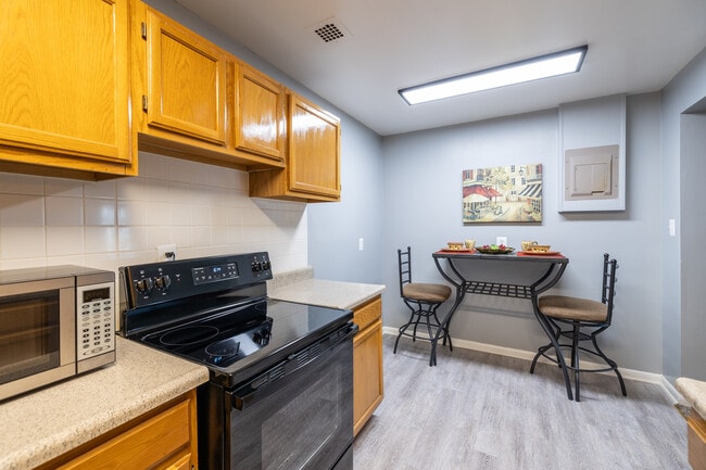 Fox Hills North in Oxon Hill, MD - Foto de edificio - Interior Photo