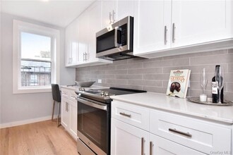 235 Wolfs Ln, Unit 1A in Pelham, NY - Building Photo - Building Photo