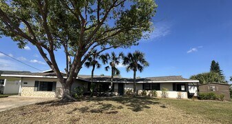 1611 Canal Ct in Tavares, FL - Building Photo