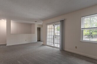 Collinwood Square Apartments in Newport News, VA - Building Photo - Interior Photo