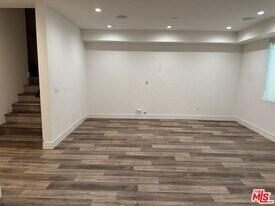 621 Huntley Dr in West Hollywood, CA - Building Photo