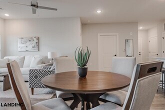 5001 Willowgate Loop, Unit 08-8303 in Tice, FL - Foto de edificio - Building Photo