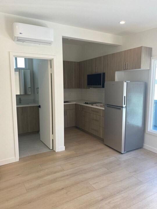 10516 Santa Monica Blvd in Los Angeles, CA - Building Photo