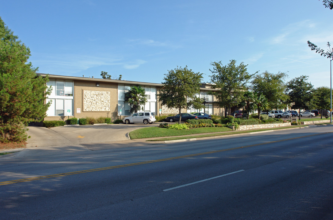 UPPER E APARTMENTS in Dallas, TX - Building Photo