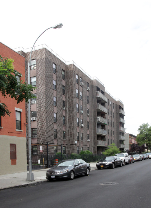 210 Kosciuszko St in Brooklyn, NY - Foto de edificio