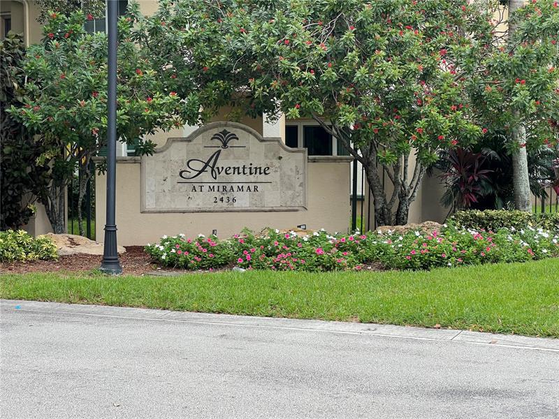 2564 Centergate Dr, Unit 303 in Miramar, FL - Foto de edificio