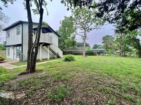 207 Avenue A in Willis, TX - Building Photo