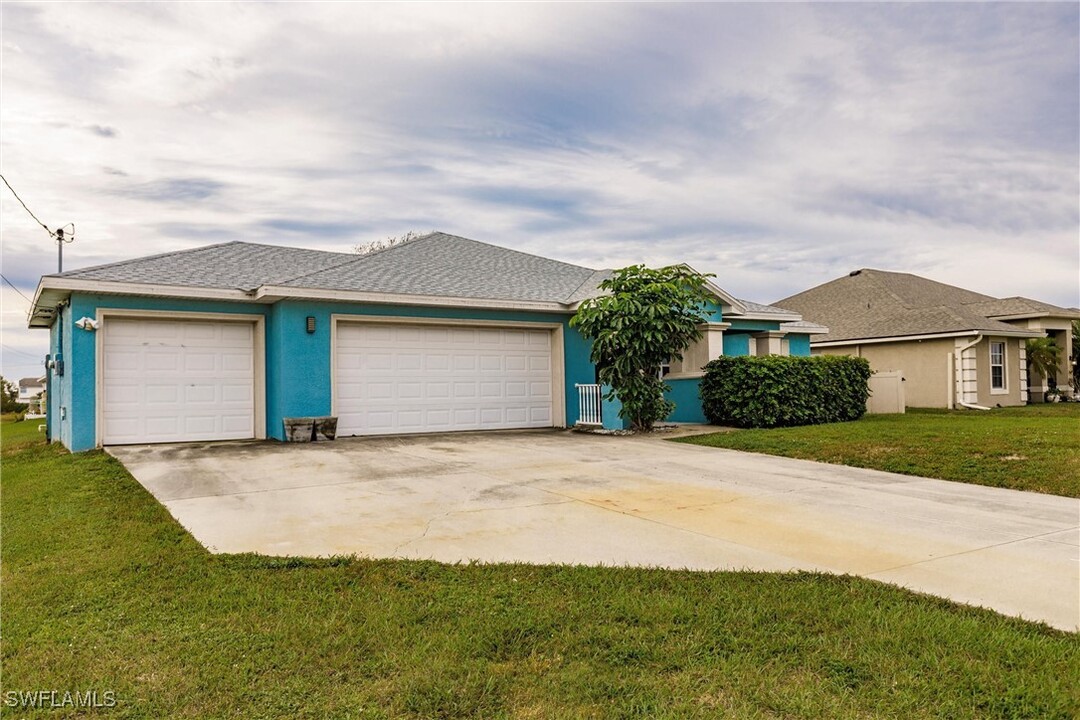 1244 N Gator Cir in Cape Coral, FL - Building Photo