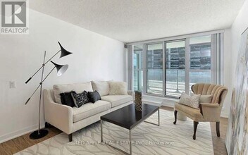 15 Singer Ct in Toronto, ON - Building Photo - Building Photo