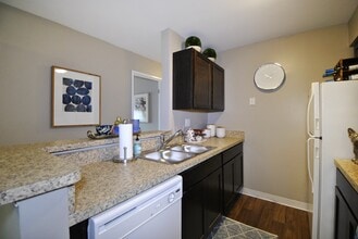 Village Green of Lansing Apartments in Lansing, MI - Building Photo - Building Photo