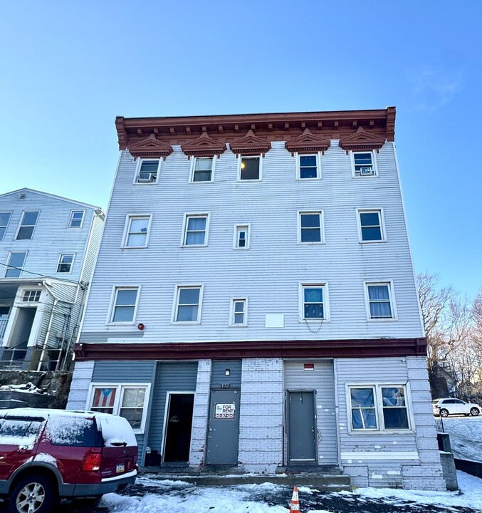 132 Locust St in Waterbury, CT - Foto de edificio