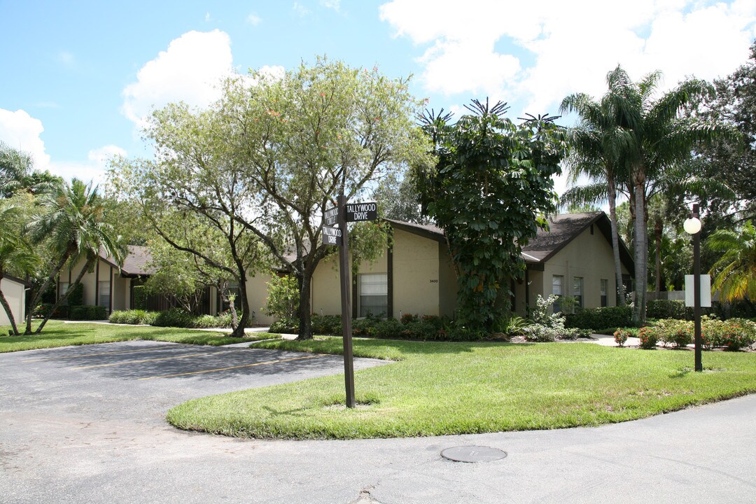 Tallywood Apartments in Sarasota, FL - Building Photo