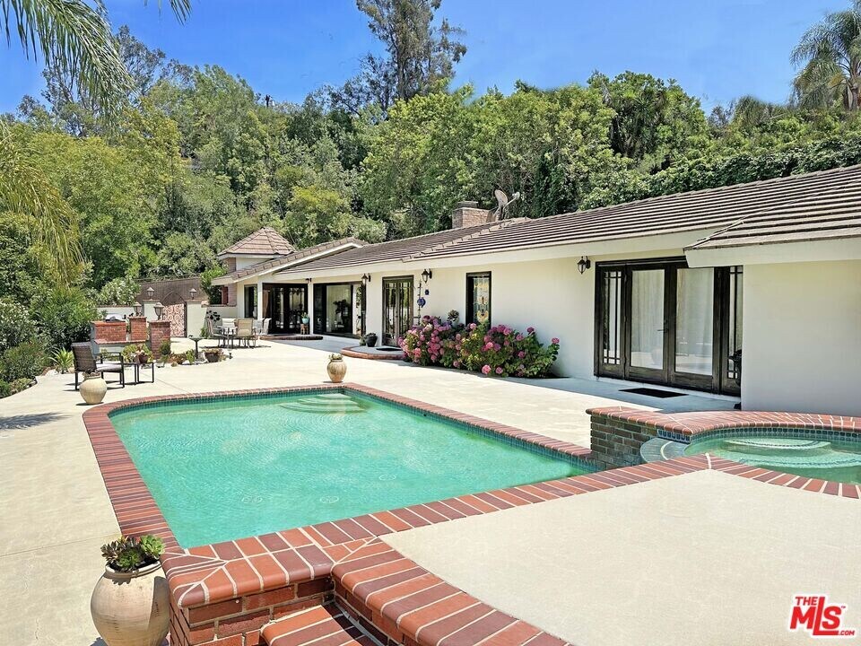 12751 Mulholland Dr in Beverly Hills, CA - Building Photo