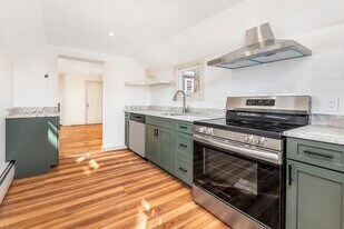 108 Washington St, Unit 2 in Marblehead, MA - Building Photo