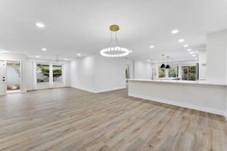 9180 Pine Springs Dr in Boca Raton, FL - Building Photo - Building Photo