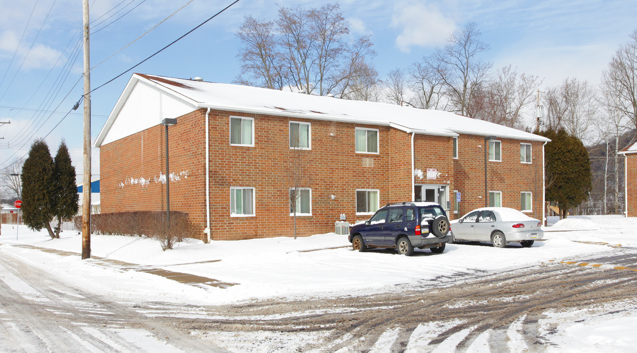 Coraopolis Gardens in Coraopolis, PA - Building Photo