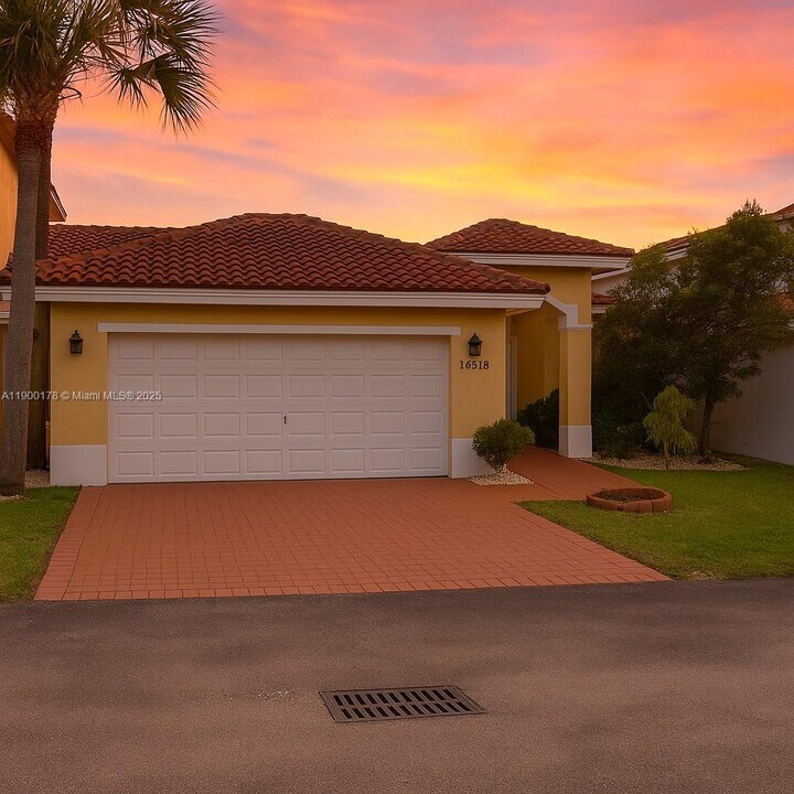 16318 SW 45th Terrace in Miami, FL - Building Photo