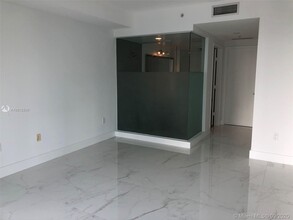 92 SW 3rd St, Unit 2210 in Miami, FL - Building Photo - Building Photo