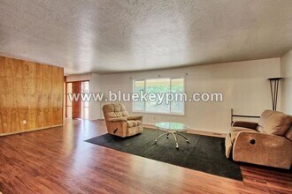 13258 Clackamas River Dr in Oregon City, OR - Building Photo - Building Photo
