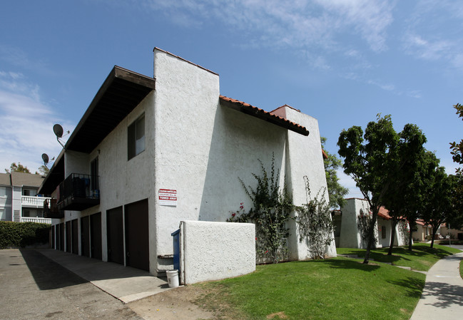 707 Orangewood Ave in Anaheim, CA - Foto de edificio - Building Photo