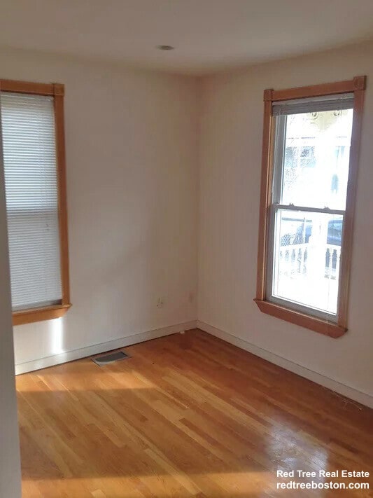 49 Pearl St, Unit 1 in Newton, MA - Foto de edificio - Building Photo