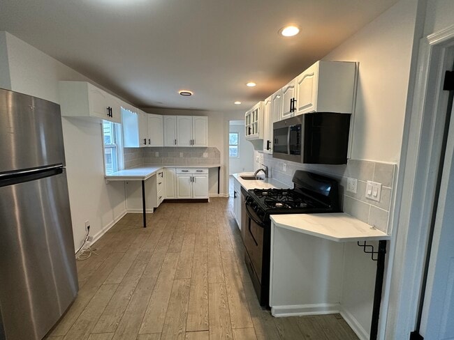 94 Carlton Ave, Unit 2BRwithBONUSROOM in East Rutherford, NJ - Building Photo - Building Photo