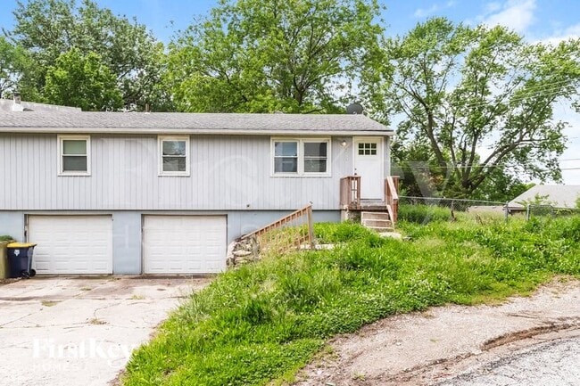 property at 5044 N Bellaire Ave