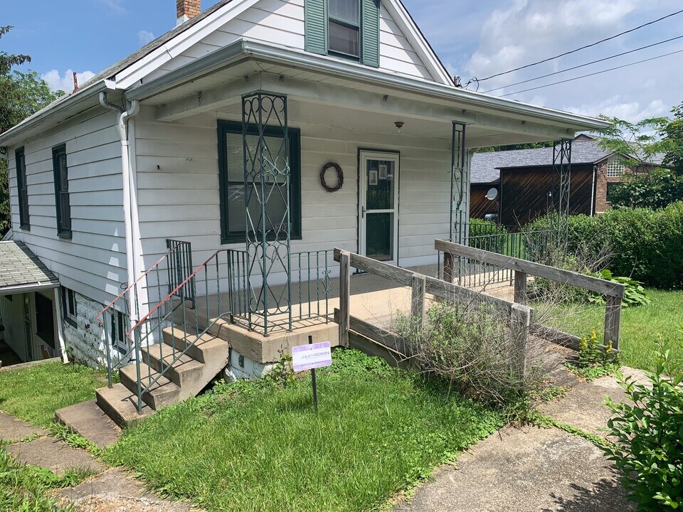 2071 Brodhead Rd in Aliquippa, PA - Building Photo