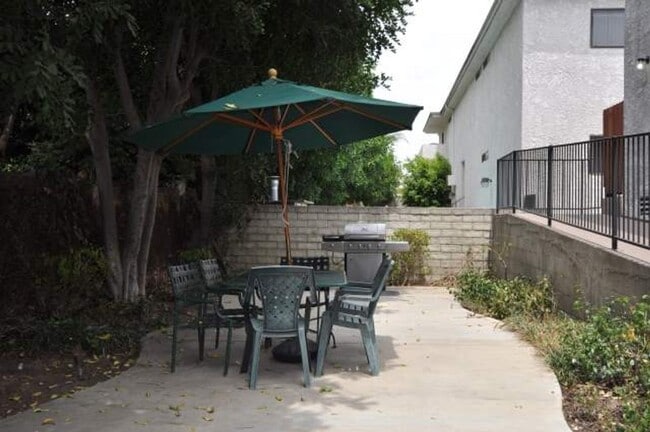 5921 Whitsett Ave, Unit 201 in Los Angeles, CA - Foto de edificio - Building Photo