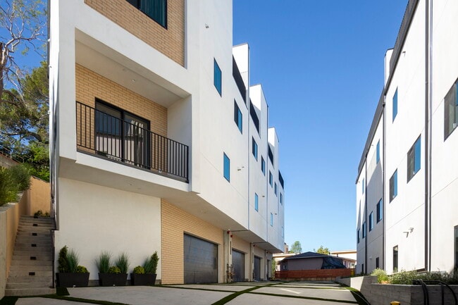 3849 Don Tomaso Dr in Los Angeles, CA - Foto de edificio - Building Photo