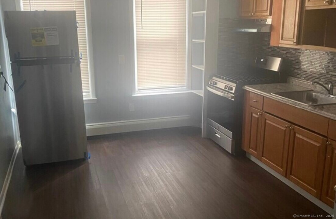 1322 Stratford Ave in Bridgeport, CT - Building Photo
