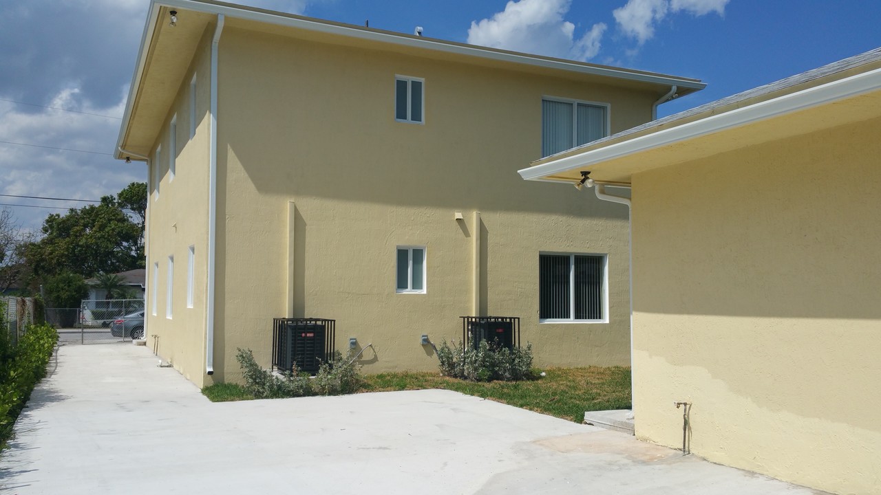 10222 SW 174th Ter in Miami, FL - Building Photo