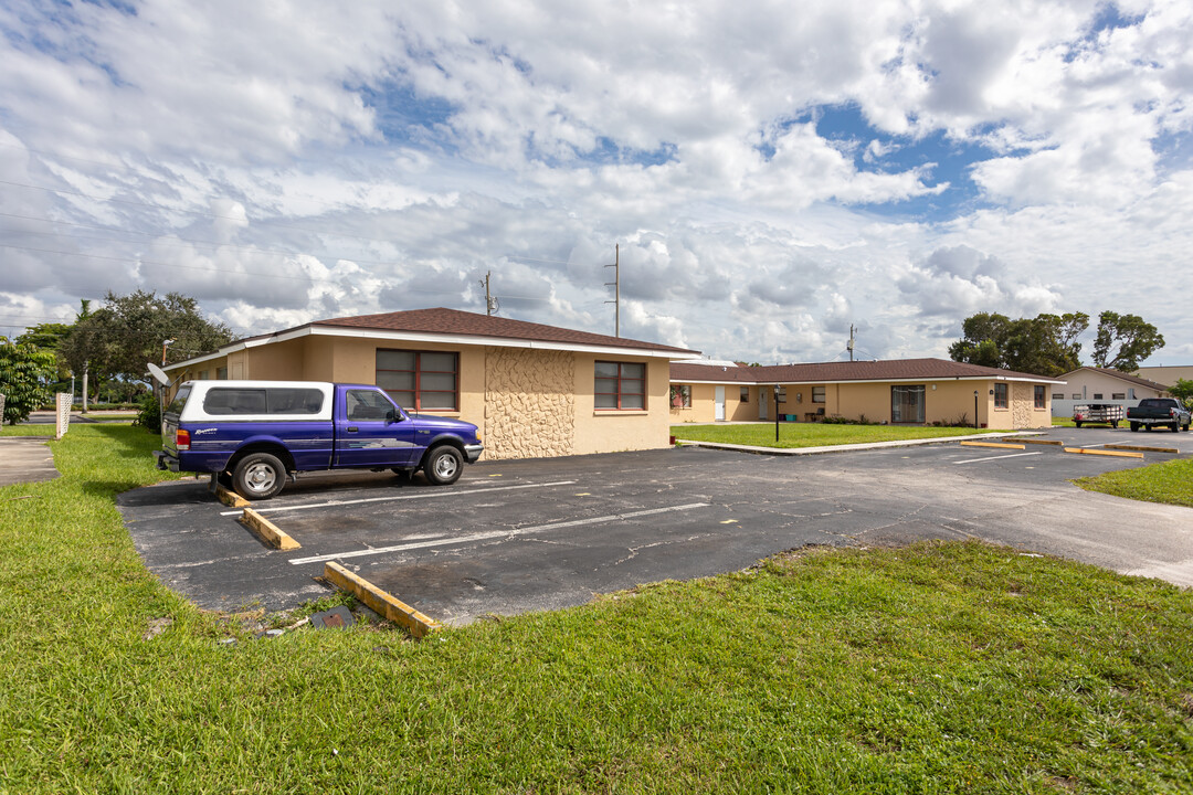 2935 SE 15th Pl in Cape Coral, FL - Building Photo