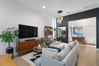 300 Ashley Dawn Lane in Austin, TX - Foto de edificio - Building Photo