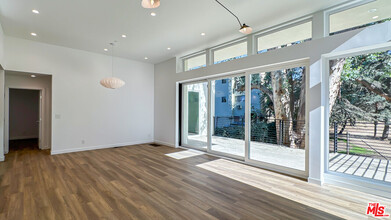 946 Lucile Ave in Los Angeles, CA - Building Photo - Building Photo
